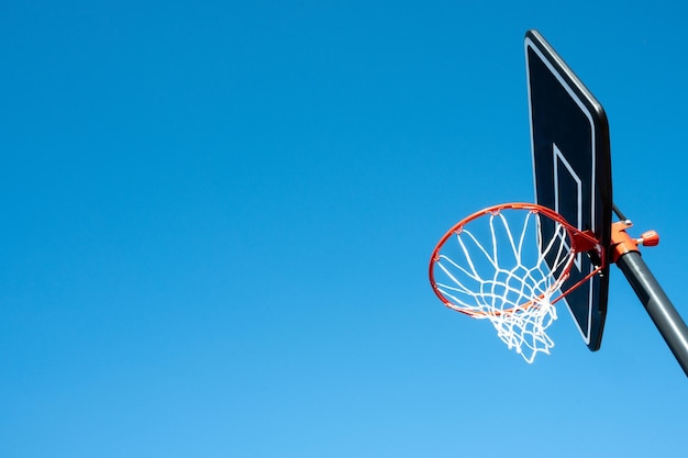 Basketbal en blauwe hemelachtergrond