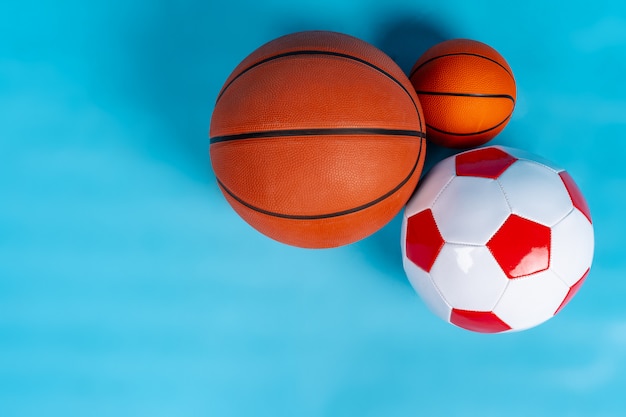 Basketbal en voetbalballen op een blauwe achtergrond