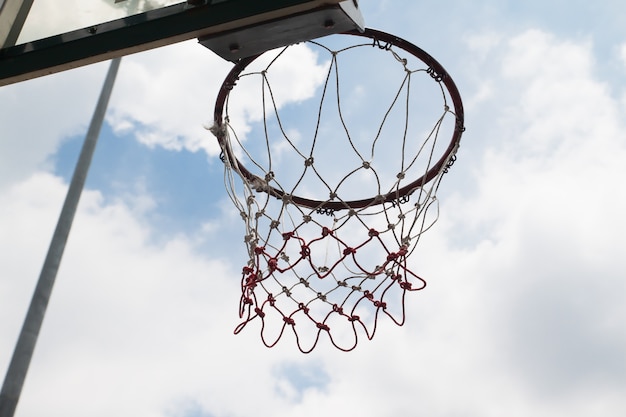 Basketbal hoepel buiten met blauwe hemel