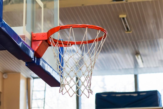 Basketbal hoepel in de sportschool