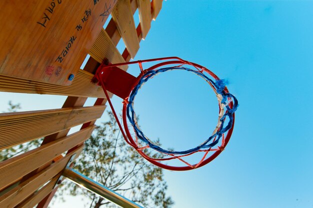 Basketbal hoepel met blauwe hemel