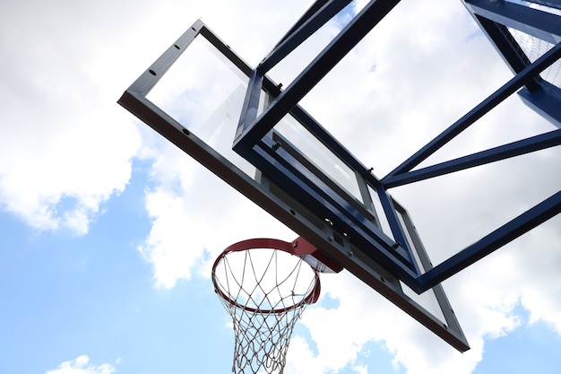 Basketbal hoepel op een straat basketbalveld