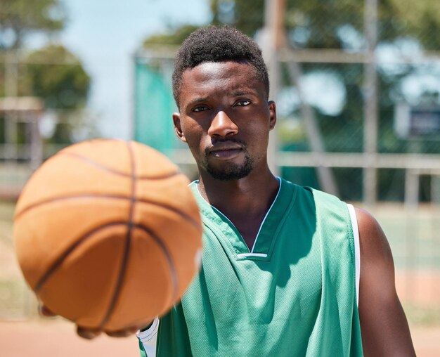 Basketbal serieus gezicht en zwarte man klaar voor fitnesstraining en sportwedstrijd buiten Portret van een atleet voor lichaamsbeweging wellness- en lichaamsgezondheidsactiviteit op speelplaats of basketbalveld