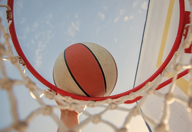 Basketbalbal door netring dompelen met handbasketbal