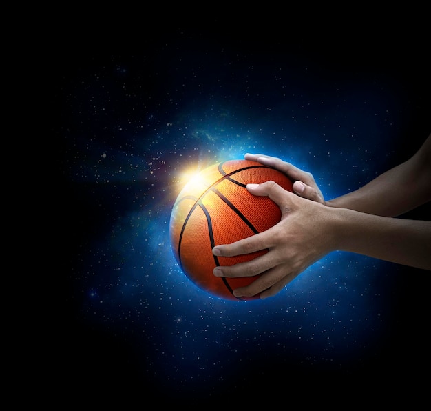 Basketbalbal in man's hand basketbal spelconcept