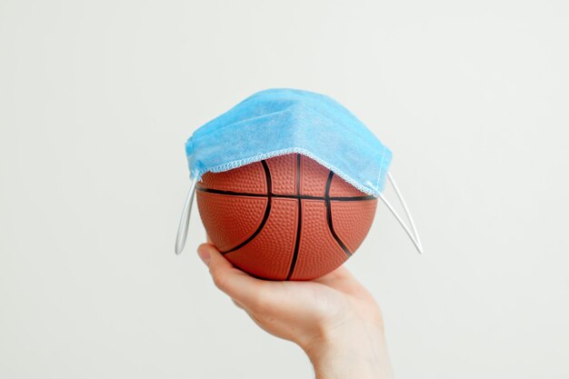 Basketbalbal met medisch masker