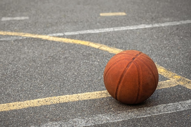 Basketbalbal op het asfaltsportveld Sportconcept