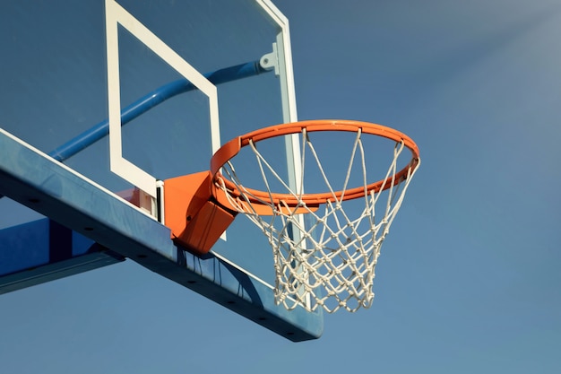 Basketbalbord op het schoolbasketbal