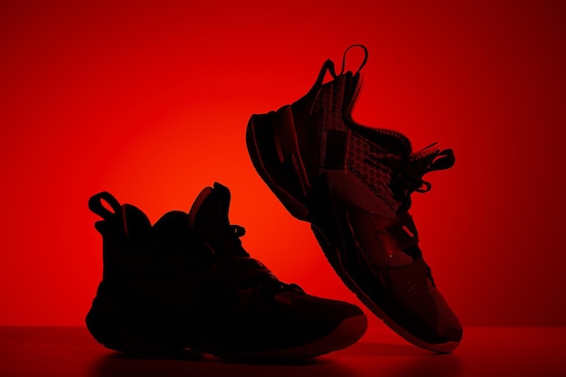 Basketbalgrijze sneakers in trendy rood neonlicht