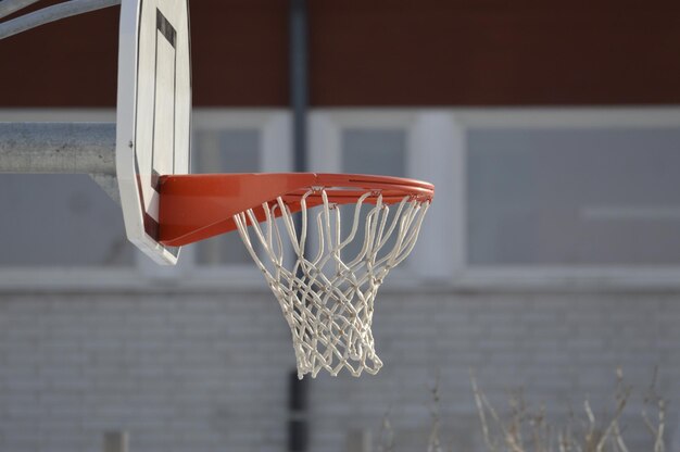 Foto basketbalhoepel tegen gebouw