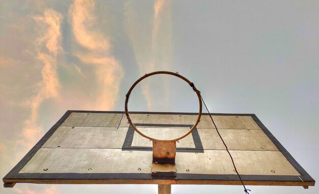Foto basketbalhoepel van beneden.
