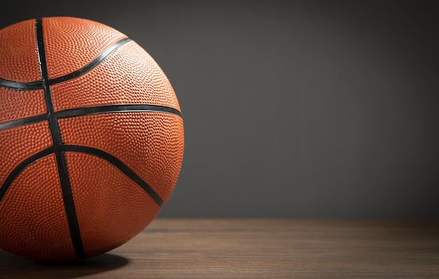 Photo basketball ball on the wooden table