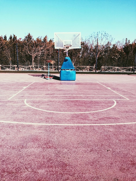 Foto campo da basket contro il cielo blu durante una giornata di sole