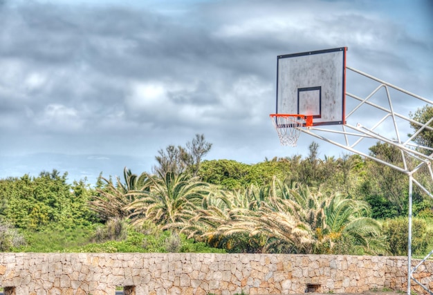 Foto campo da basket sotto un cielo nuvoloso