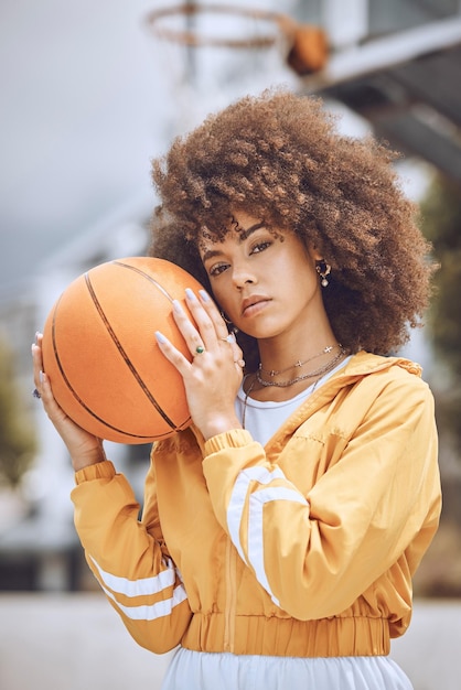 バスケットボール コート スポーツと女性プレーヤー モチベーション ビジョンまたはトレーニング トレーニングまたは運動のための健康目標 深刻なアフロ黒人女性またはボール ゲームの競技選手のフィットネスの肖像
