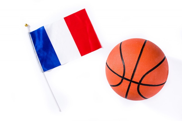 Баскетбол и французский флаг на белом фоне