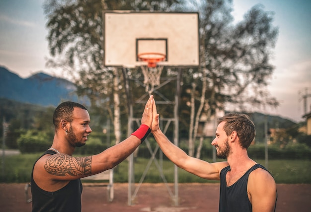 Foto gli amici di basket ne hanno battuti cinque con le mani prima della partita.