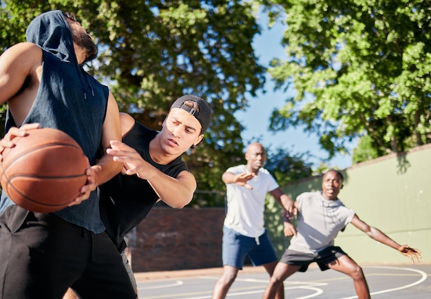 Баскетбольные друзья и товарищи по команде на баскетбольной площадке тренируются для командной игры вместе для здоровья, фитнеса, групповых упражнений и тренировок на соревнованиях. Спорт на открытом воздухе, командная работа и мотивация к победе в матче.