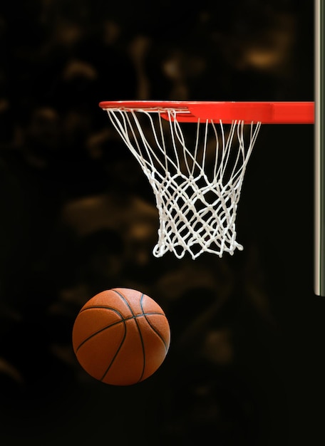 баскетбольный мяч проходит через сеть перед сетью