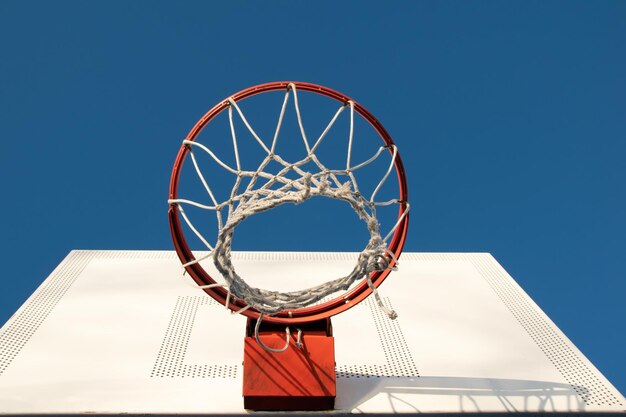 写真 青空に対するバスケットボールのフープ