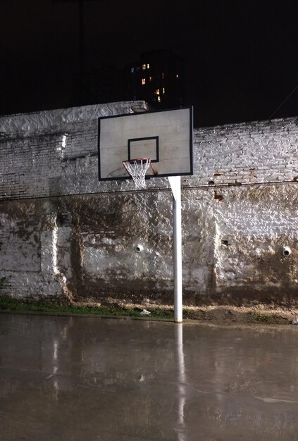 Foto anello da basket contro il muro