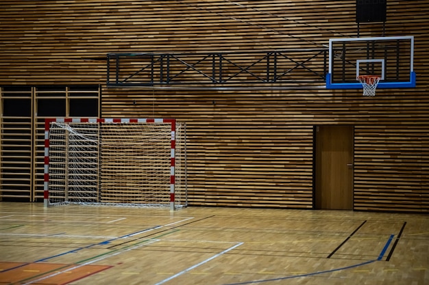 현대 학교 체육관에서 농구 후프와 핸드볼 목표