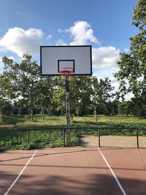 Foto anello da basket in parco contro il cielo