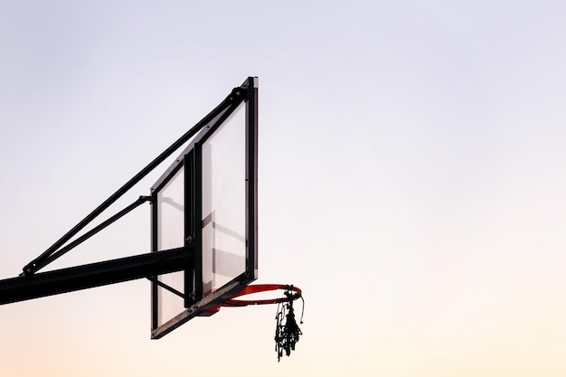 야외 도시 스포츠의 배경 개념에서 하늘이 있는 농구 후프는 텍스트를 위한 공간을 복사합니다.