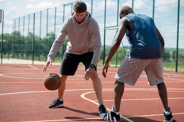 Partita di basket nel campo all'aperto