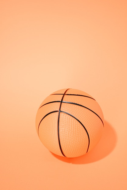 Баскетбол на оранжевом фоне. спорт и соревнования. место для копирования. 3d иллюстрация