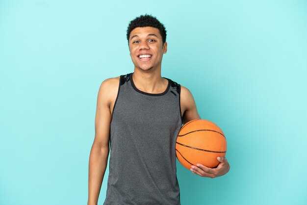 놀란 표정으로 파란색 배경에 고립 된 농구 선수 아프리카 계 미국인 남자