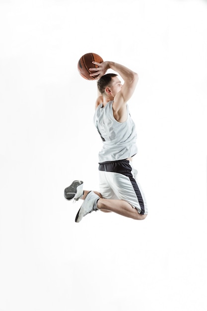 Photo basketball player jumping with ball on white background