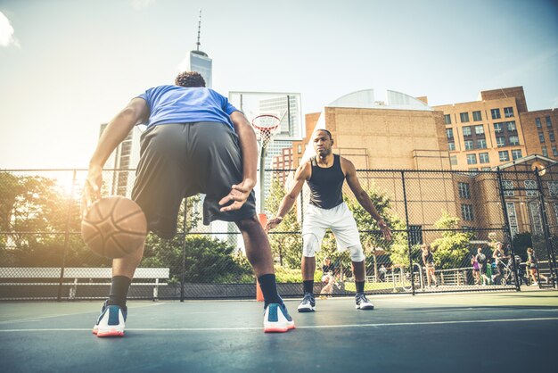 Photo basketball player playing outdoors