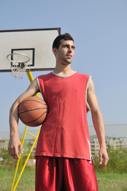 Foto giocatore di basket che pratica e posa per il concetto di atleta di basket e sport