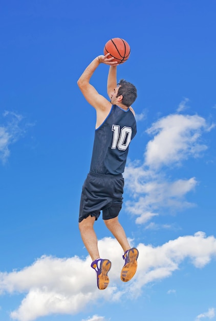 Giocatore di basket che spara nel cielo