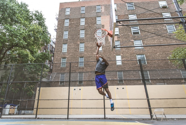 Photo basketball player training outdoors