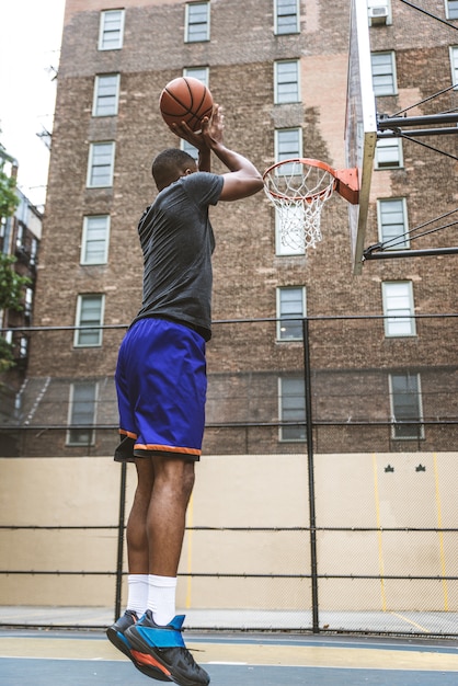 Photo basketball player training outdoors