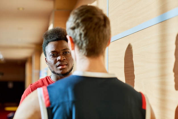 Foto giocatori di pallacanestro che parlano in palestra