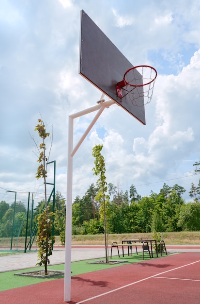 屋外スタジアムのバスケットとバスケットボールのポール。垂直方向のビュー。ローアングルビュー