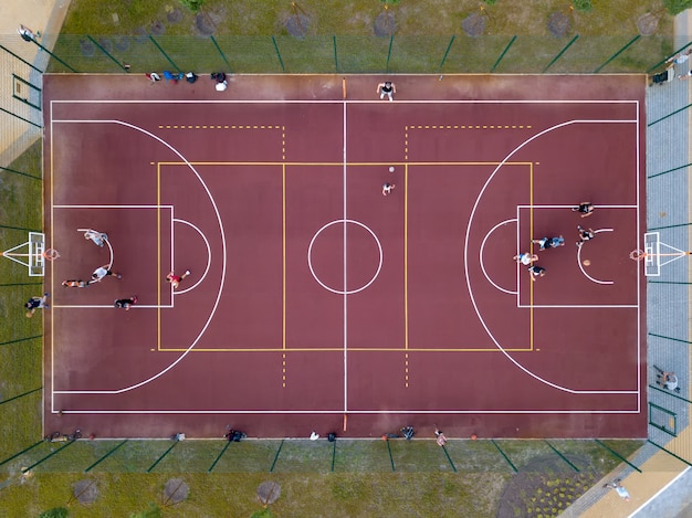 Basketball wedstrijd. luchtfoto van de drone naar het basketbalveld, spelers en toeschouwers. bovenaanzicht.