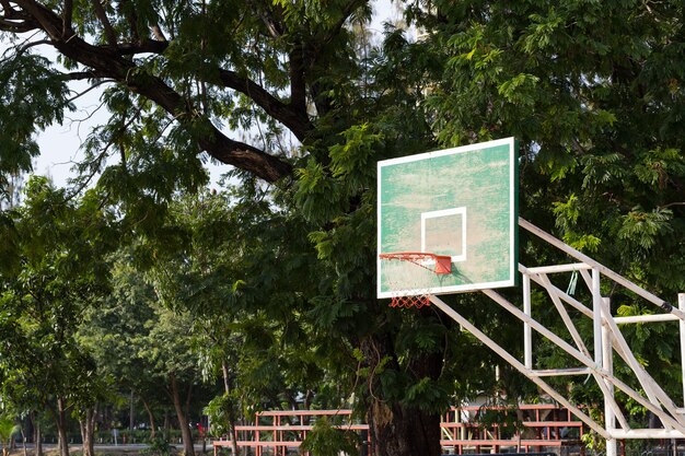 basketbalring in het park