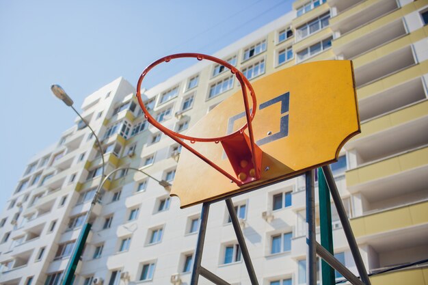 Basketbalring met bord in woonwijk voor straatbasketbalspel