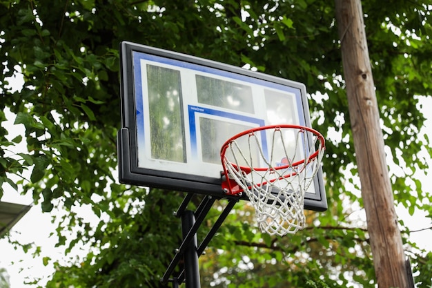 basketbalring tegen een helderblauwe lucht die uitnodigt tot eindeloos spelen en een sportieve sfeer vertegenwoordigt