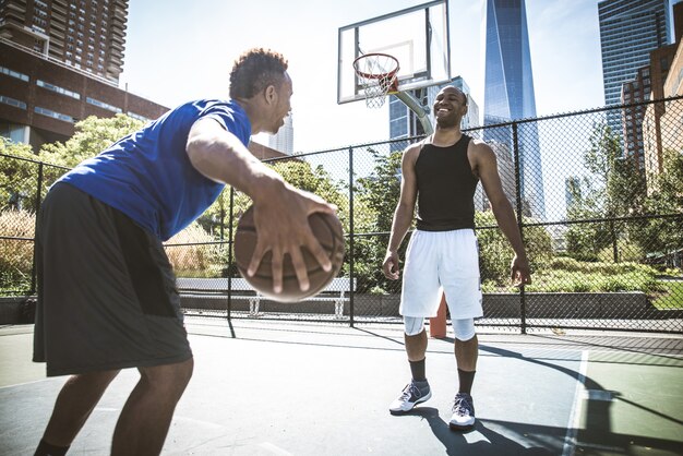 Basketbalspeler buiten spelen