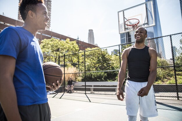 Basketbalspeler buiten spelen