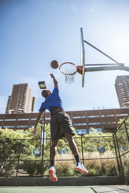 Basketbalspeler buiten spelen