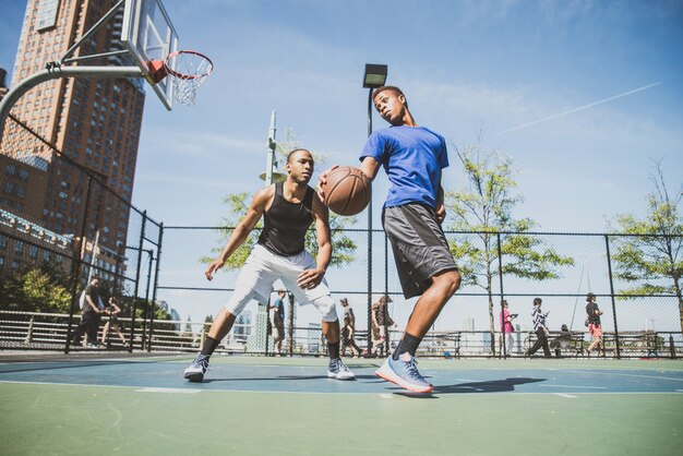 Basketbalspeler buiten spelen