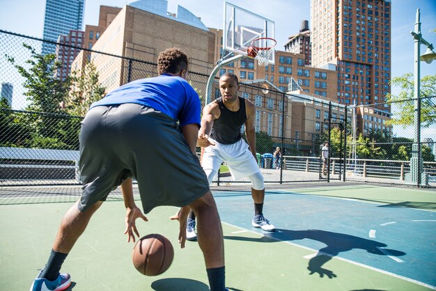 Basketbalspeler buiten spelen