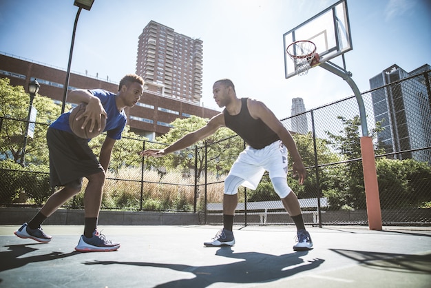 Basketbalspeler buiten spelen