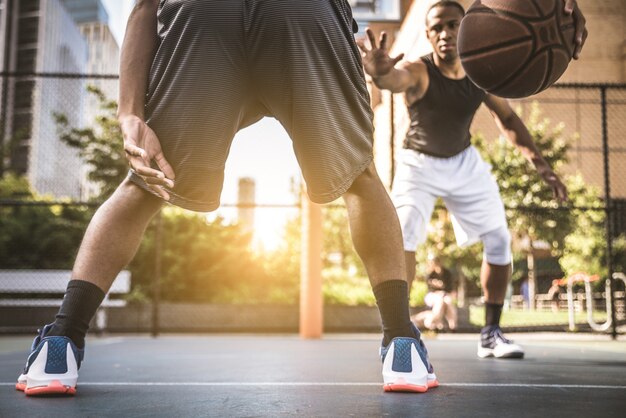 Basketbalspeler buiten spelen